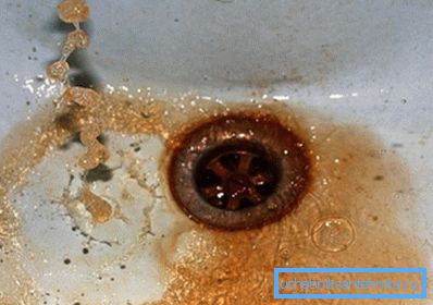 Um die Ursache der Verschmutzung zu verstehen, ist es auch erforderlich, die Spüle und den Abfluss dort zu untersuchen, wo das Wasser fließt, das aus dem Hahn fließt. Um die Ursache der Verschmutzung zu verstehen, ist es auch erforderlich, die Spüle und den Abfluss dort zu untersuchen, wo das Wasser fließt, das aus dem Hahn fließt.