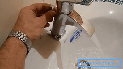 Um den Abwasserkanal zu überprüfen, genügt es, eine volle Senke zu sammeln und abzulassen. Um den Abwasserkanal zu überprüfen, genügt es, eine volle Senke zu sammeln und abzulassen.