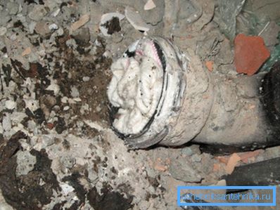 Um zu verhindern, dass Schmutz in das Abwasserkanalloch eindringt, sollte es während der Reparatur mit einem Lappen verstopft werden. Um zu verhindern, dass Schmutz in das Abwasserkanalloch eindringt, sollte es während der Reparatur mit einem Lappen verstopft werden.