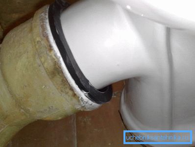 Das Gusseisen-Abwasserrohr von 100 mm ist an eine Toilettenschüssel angeschlossen Das Gusseisen-Abwasserrohr von 100 mm ist an eine Toilettenschüssel angeschlossen