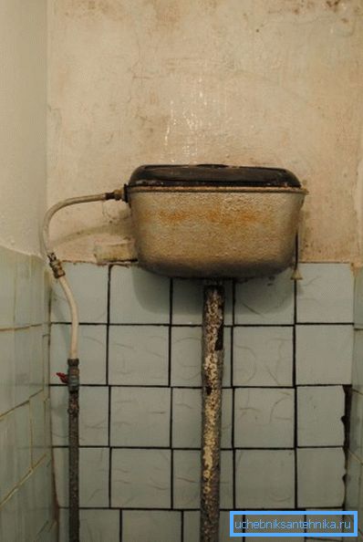 Roheisenguss-Toilettenschüssel einer alten Probe Roheisenguss-Toilettenschüssel einer alten Probe