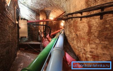 Roheisenwasserversorgungssystem von Peterhof. Roheisenwasserversorgungssystem von Peterhof.