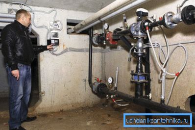 Durchfluss- und Temperatursensoren befinden sich an beiden Gewinden. Durchfluss- und Temperatursensoren befinden sich an beiden Gewinden.