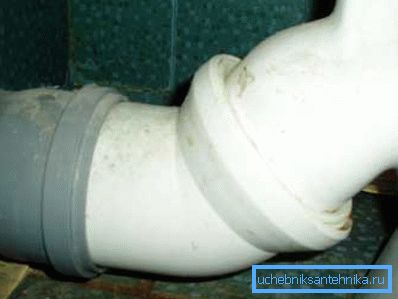 Sogar eine leichte Vorspannung kann die Gummidichtung lösen und bei jedem Abspülen von Wasser aus dem Tank Feuchtigkeit und sogar Leckagen verursachen. Sogar eine leichte Vorspannung kann die Gummidichtung lösen und bei jedem Abspülen von Wasser aus dem Tank Feuchtigkeit und sogar Leckagen verursachen.