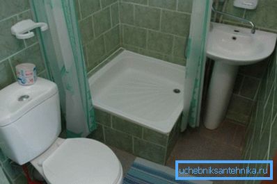 Selbst in einem kleinen Raum können Sie alle notwendigen Sanitärinstallationen installieren. Selbst in einem kleinen Raum können Sie alle notwendigen Sanitärinstallationen installieren.
