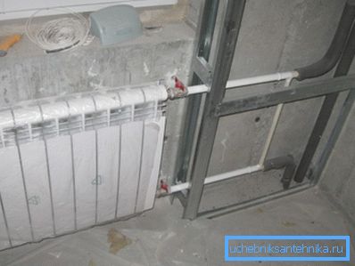 Dekorationsbox für Heizungsrohre aus verzinktem Profil Dekorationsbox für Heizungsrohre aus verzinktem Profil