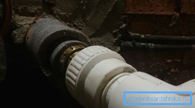 Die Eingabe erfolgt durch die Wand des Fundaments oder des Kellers. Die Eingabe erfolgt durch die Wand des Fundaments oder des Kellers.