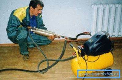 Eine Einheit für die pneumatisch-hydraulische Spülung wird demonstriert. Eine Einheit für die pneumatisch-hydraulische Spülung wird demonstriert.
