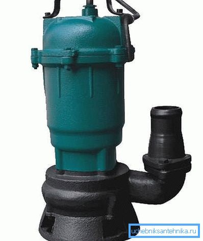 Eine Pumpe für einen Brunnen mit Schwimmer wird demonstriert. Eine Pumpe für einen Brunnen mit Schwimmer wird demonstriert.
