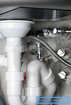Röhrenförmige Produkte werden demonstriert. Röhrenförmige Produkte werden demonstriert.