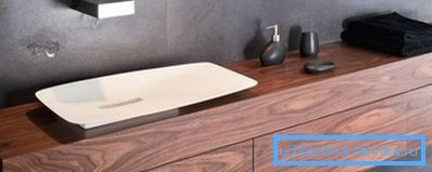 Holz im Badezimmer muss sorgfältig vor Feuchtigkeit geschützt werden. Holz im Badezimmer muss sorgfältig vor Feuchtigkeit geschützt werden.