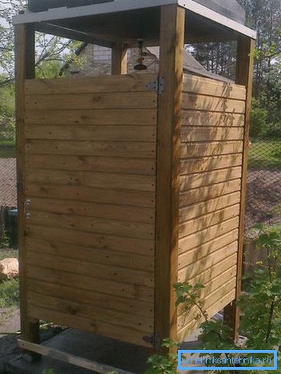 Holzwände für eine Sommerdusche passen perfekt in eine ländliche Landschaft. Holzwände für eine Sommerdusche passen perfekt in eine ländliche Landschaft.