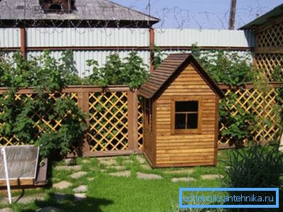 Holzhaus mit Fenstern Holzhaus mit Fenstern