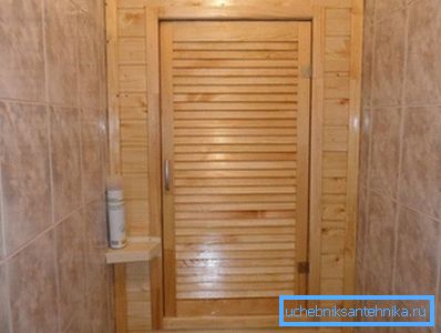 Holzschrank Die Wand besteht aus Schindeln, die Tür aus dünnen Lamellen. Holzschrank Die Wand besteht aus Schindeln, die Tür aus dünnen Lamellen.