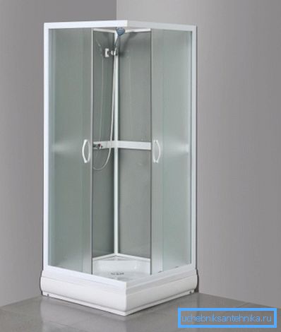 Günstige dachlose Duschkabinen haben minimale Funktionen. Günstige dachlose Duschkabinen haben minimale Funktionen.