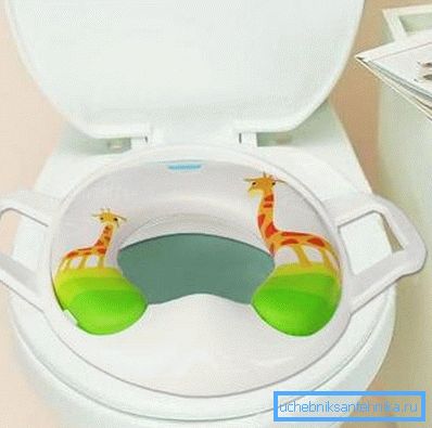 Kinder-Pad für die Toilette ermöglicht es dem Kind, die Toilette bequem zu besuchen Kinder-Pad für die Toilette ermöglicht es dem Kind, die Toilette bequem zu besuchen