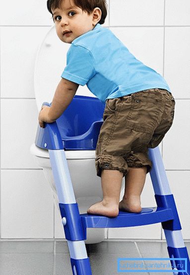 Kinder-WC-Sitz mit einer Stufe erleichtert dem Kind die Benutzung der Toilettenschüssel Kinder-WC-Sitz mit einer Stufe erleichtert dem Kind die Benutzung der Toilettenschüssel