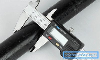 Der Durchmesser von Rohren mit kleinem Durchmesser lässt sich leicht mit einem herkömmlichen Messschieber messen. Der Durchmesser von Rohren mit kleinem Durchmesser lässt sich leicht mit einem herkömmlichen Messschieber messen.