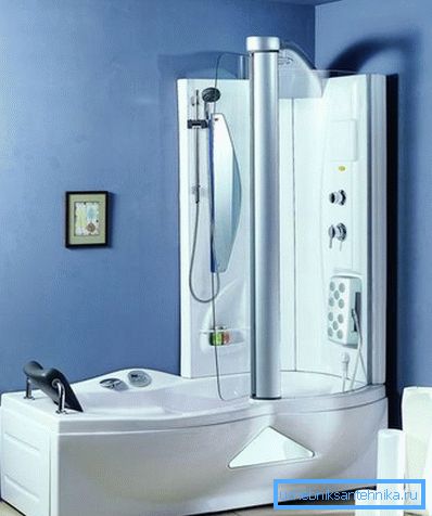Das Design eines kleinen Badezimmers mit Duschbad sieht sehr interessant und ungewöhnlich aus. Das Design eines kleinen Badezimmers mit Duschbad sieht sehr interessant und ungewöhnlich aus.