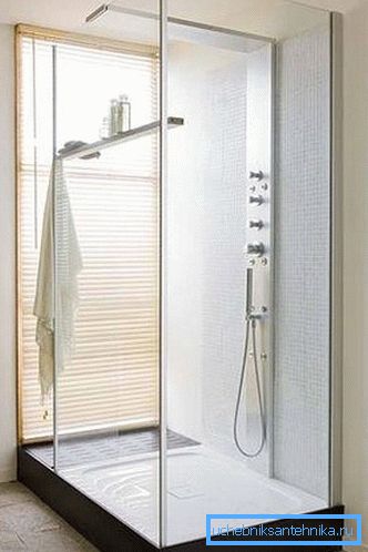 Baddesign mit Wanddusche mit niedrigem Fuß Baddesign mit Wanddusche mit niedrigem Fuß