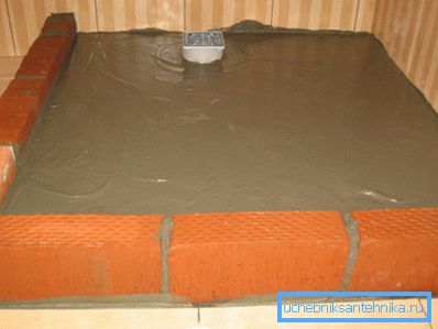 Für eine höhere Zuverlässigkeit ist es besser, einen Betonsockel herzustellen. Für eine höhere Zuverlässigkeit ist es besser, einen Betonsockel herzustellen.