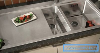 Um Platz zu sparen, können Sie eine Abdeckung erwerben, die das Produkt in eine Arbeitsfläche verwandelt. Um Platz zu sparen, können Sie eine Abdeckung erwerben, die das Produkt in eine Arbeitsfläche verwandelt.