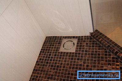 Bei Kabinen ohne Palette einen Duschablauf im Boden verwenden.