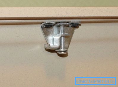 Verwenden Sie zur Befestigung spezielle Clips. Verwenden Sie zur Befestigung spezielle Clips.