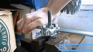 Zum Einfädeln muss das Werkstück fest fixiert sein Zum Einfädeln muss das Werkstück fest fixiert sein