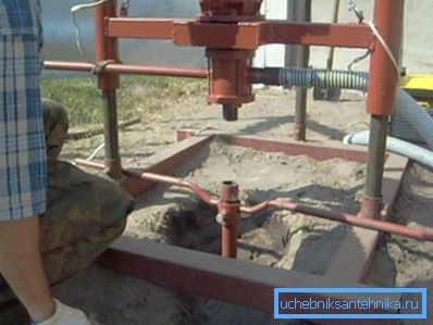 Um das Gehäuse des Kofferraums an dem Rahmen zu erleichtern, kann eine spezielle Klemme angebracht werden. Um das Gehäuse des Kofferraums an dem Rahmen zu erleichtern, kann eine spezielle Klemme angebracht werden.