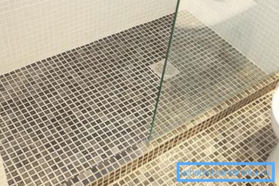 Mosaiksteine werden häufig zum Verkleiden verwendet, da sie an geneigten Kanten leichter verarbeitet werden können. Mosaiksteine werden häufig zum Verkleiden verwendet, da sie an geneigten Kanten leichter verarbeitet werden können.