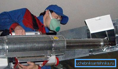 Für die Reinigung sind möglicherweise spezielle Geräte erforderlich, für deren Handhabung bestimmte Kenntnisse erforderlich sind. Für die Reinigung sind möglicherweise spezielle Geräte erforderlich, für deren Handhabung bestimmte Kenntnisse erforderlich sind.