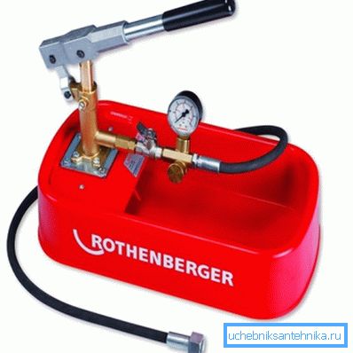 Eine Handpumpe mit Manometer kann zur Druckprüfung bei ausgeschaltetem Kreislauf verwendet werden. Eine Handpumpe mit Manometer kann zur Druckprüfung bei ausgeschaltetem Kreislauf verwendet werden.