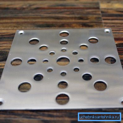Für den Boden ist es besser einen flachen Metallgrill zu verwenden. Für den Boden ist es besser einen flachen Metallgrill zu verwenden.
