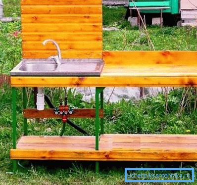 Für Gerichte auf dem Land geeignete Kombination aus Holz und Metallrahmen