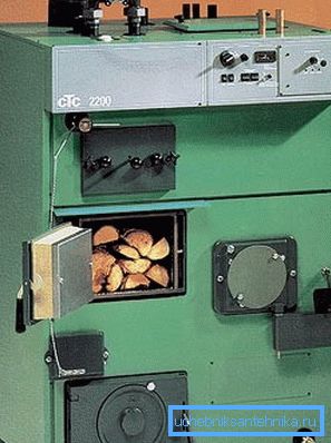 Für die Implementierung von Festbrennstoffsystemen wird das Prinzip des Betriebs von Langbrennöfen verwendet, mit dem Sie den gesamten Verbrennungszyklus einer Lasche über 12 Stunden oder mehr durchführen können.