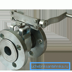Für Regulierungsprodukte ist ein spezieller mechanischer Antrieb installiert, der die Drehung der Kugel im Gerät steuert und diese mit einer Drehung des Griffs um wenige Grad verschiebt Für Regulierungsprodukte ist ein spezieller mechanischer Antrieb installiert, der die Drehung der Kugel im Gerät steuert und diese mit einer Drehung des Griffs um wenige Grad verschiebt