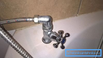 Für eine stationäre Installation eines Durchlauferhitzers montierte ich einen separaten Wasserhahn mit einer Keramikbuchse am Rand der Wanne. Für eine stationäre Installation eines Durchlauferhitzers montierte ich einen separaten Wasserhahn mit einer Keramikbuchse am Rand der Wanne.