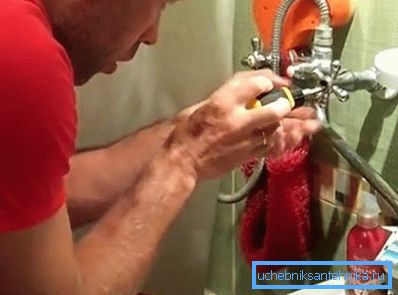 Um das Lamm zu entfernen, lösen Sie den Bolzen in der Mitte Um das Lamm zu entfernen, lösen Sie den Bolzen in der Mitte