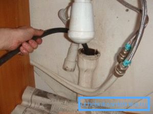 Zur Vereinfachung muss der Siphon getrennt werden Zur Vereinfachung muss der Siphon getrennt werden