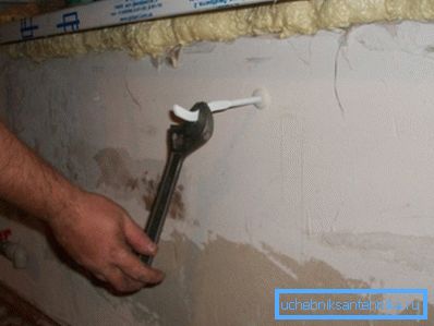 Sie können einen einstellbaren Schraubenschlüssel verwenden, um die Halterung einzuschrauben. Sie können einen einstellbaren Schraubenschlüssel verwenden, um die Halterung einzuschrauben.