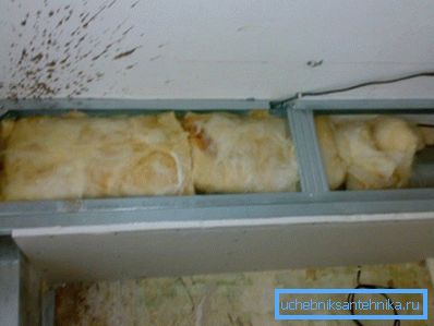 Zur Schallisolierung kann der Stauraum mit Mineralwolle gefüllt werden. Zur Schallisolierung kann der Stauraum mit Mineralwolle gefüllt werden.