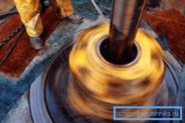 Der Meißel im mechanischen Drehverfahren muss mit Wasser gekühlt werden. Der Meißel im mechanischen Drehverfahren muss mit Wasser gekühlt werden.