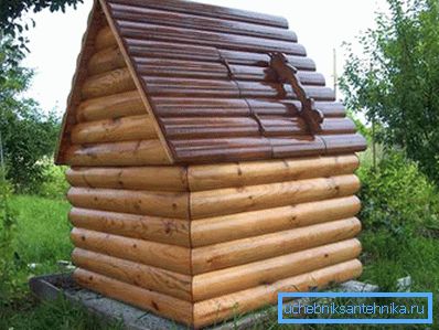 Das Haus und der Brunnen innen. Die Kombination aus Metall (Dach aus Wellpappe) und Holz (Wände aus Rundstämmen) Das Haus und der Brunnen innen. Die Kombination aus Metall (Dach aus Wellpappe) und Holz (Wände aus Rundstämmen)