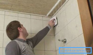 Eine zusätzliche Belüftung hilft nicht nur, die Feuchtigkeit der Sanitärarmatur zu beseitigen, sondern beschleunigt auch die Verwitterung im Badezimmer Eine zusätzliche Belüftung hilft nicht nur, die Feuchtigkeit der Sanitärarmatur zu beseitigen, sondern beschleunigt auch die Verwitterung im Badezimmer