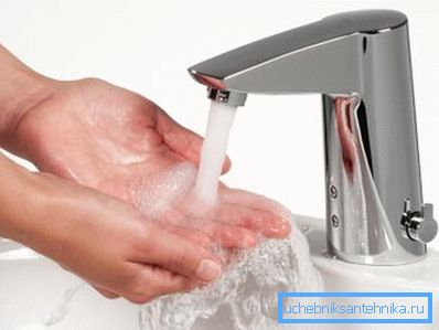 Halten Sie einfach Ihre Hände an den Sensor. Halten Sie einfach Ihre Hände an den Sensor.