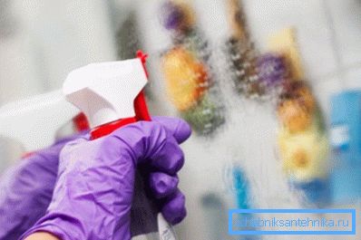 Sprühen und reinigen Sie einfach den Glasreiniger Sprühen und reinigen Sie einfach den Glasreiniger