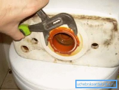 Bei einem solchen Defekt ist es oft notwendig, das Verriegelungssystem der Überlaufmutter abzuschrauben, obwohl Fachleute der Meinung sind, dass der Tank nach dem Entfernen bereits ausgebaut ist, um das zu verhindern Bei einem solchen Defekt ist es oft notwendig, das Verriegelungssystem der Überlaufmutter abzuschrauben, obwohl Fachleute der Meinung sind, dass der Tank nach dem Entfernen bereits ausgebaut ist, um das zu verhindern