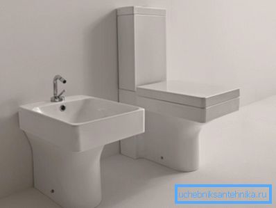 Häufig umfassen solche Vorräte ein niedriges Bidet, bei dem es sich im Wesentlichen um ein niedriges Waschbecken oder eine kleine Badewanne handelt. Häufig umfassen solche Vorräte ein niedriges Bidet, bei dem es sich im Wesentlichen um ein niedriges Waschbecken oder eine kleine Badewanne handelt.