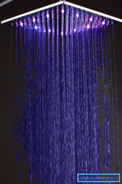 Regendusche mit Farbtherapieeffekt.